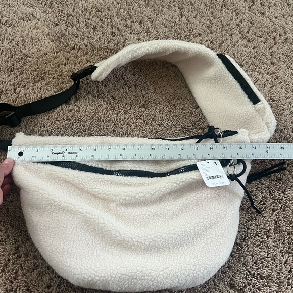 NWT new FREE PEOPLE overachiever Sherpa sling bag white champagne fuzzy - Picture 16 of 17